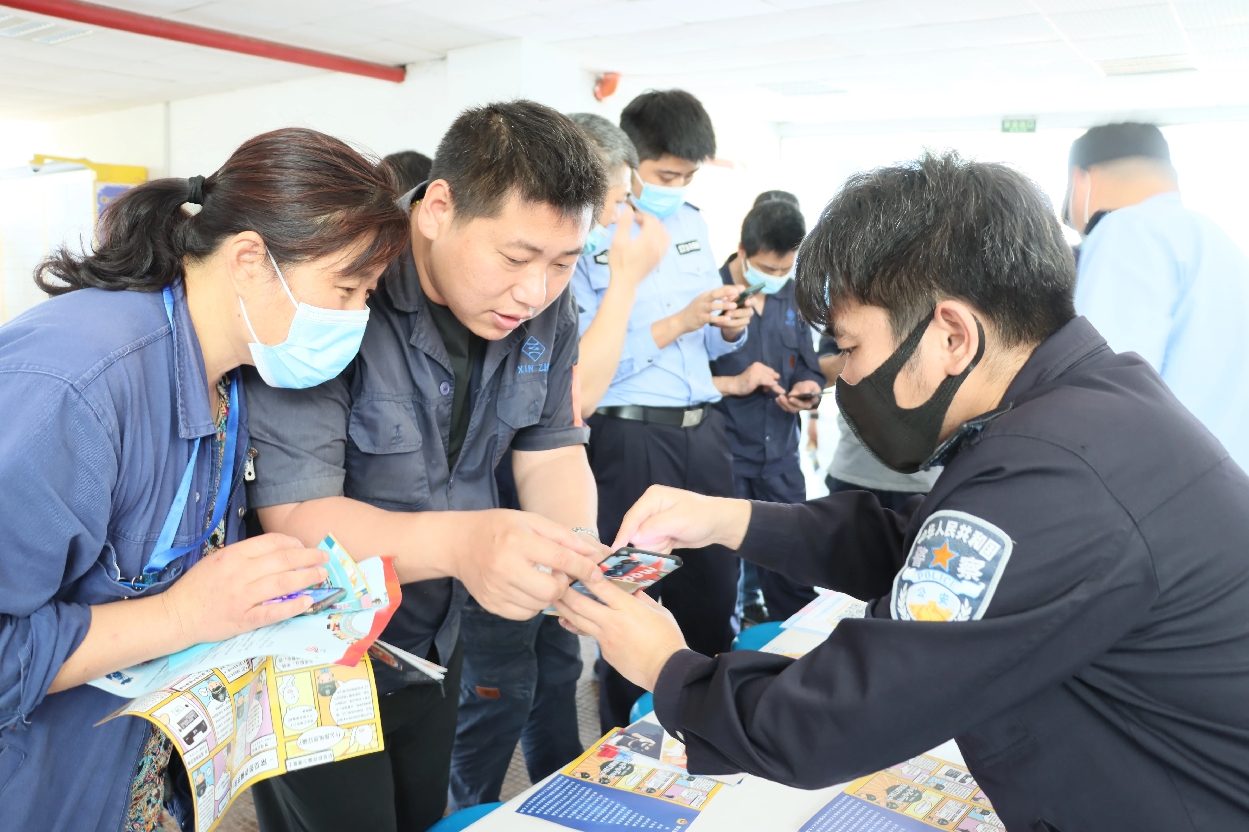 发放反诈骗宣传资料