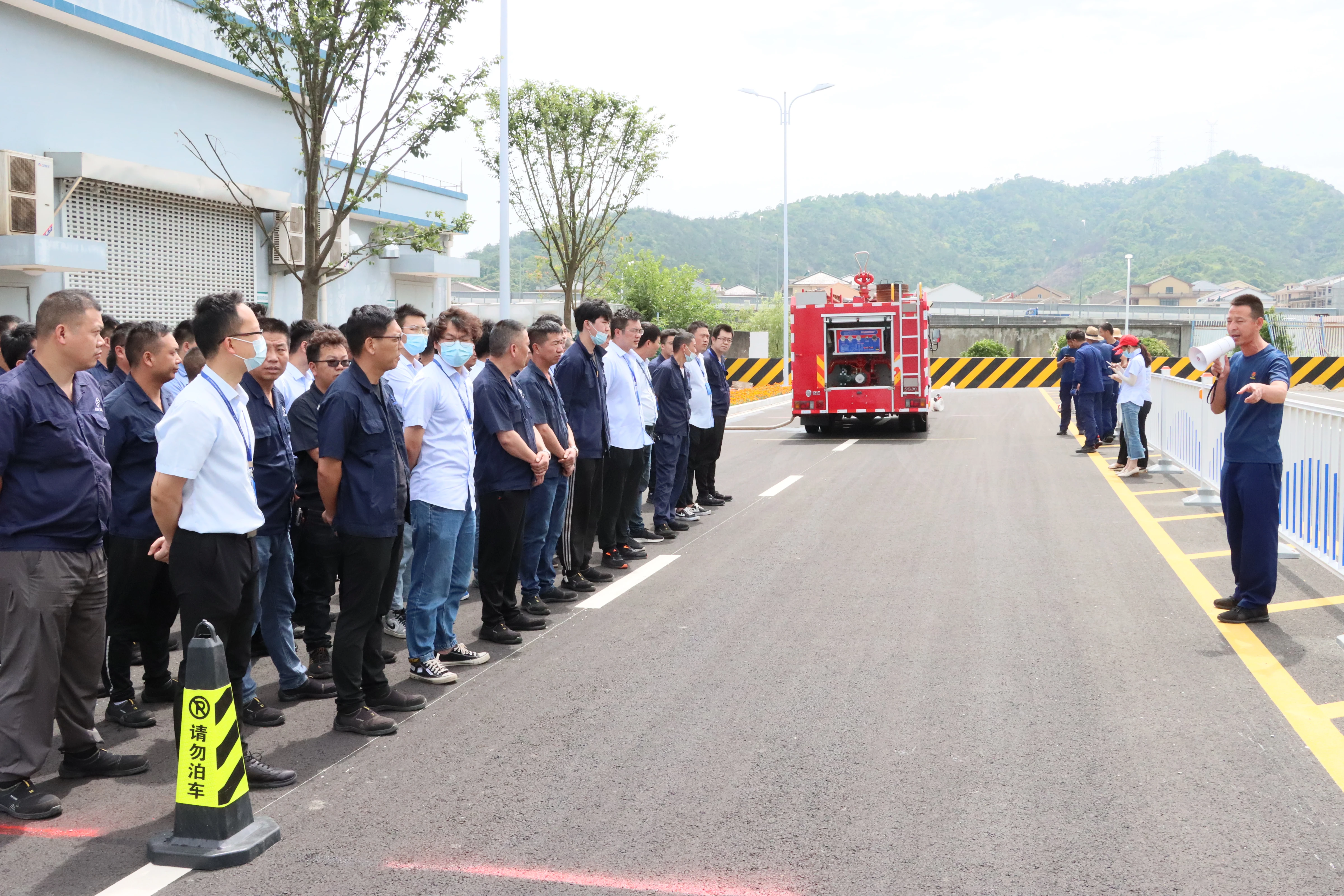 邀请前所消防队为员工讲解消防出水知识