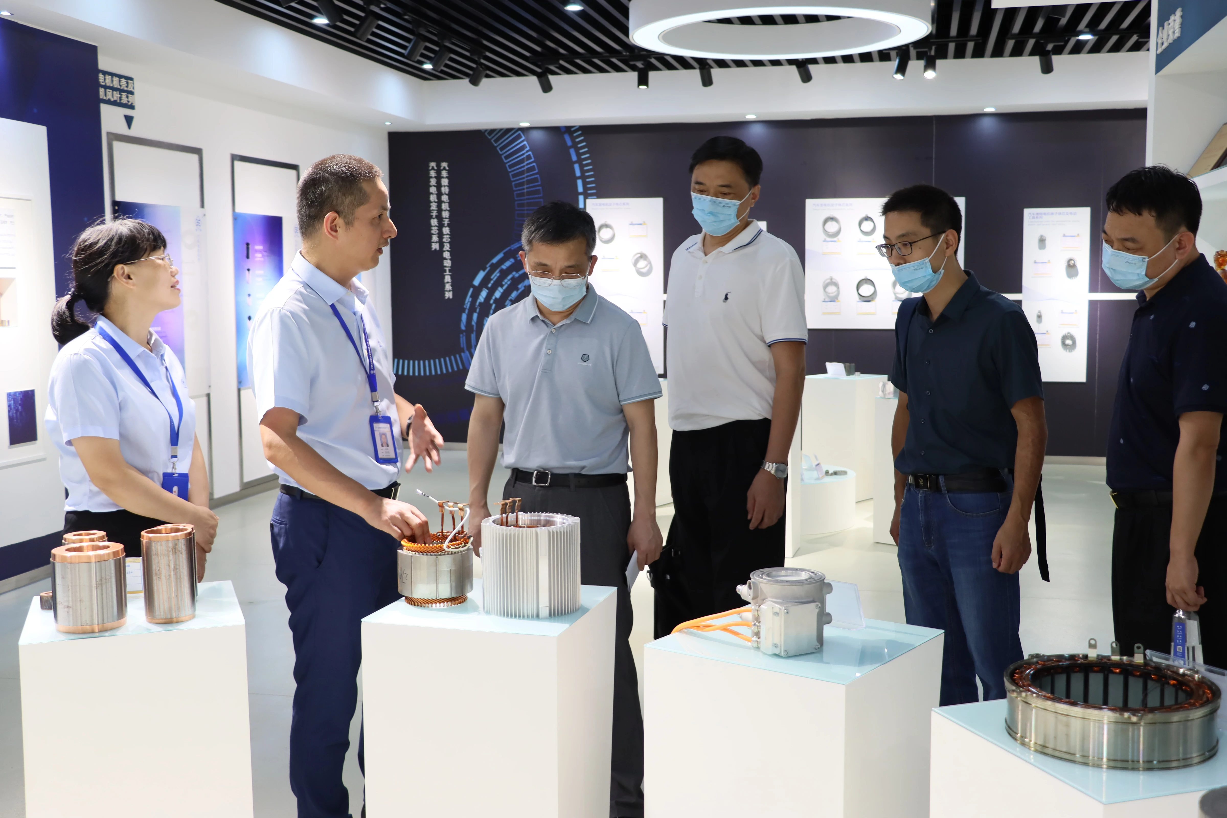 信质副总经理李海强为杭州海关统计分析处处长陆海生一行介绍公司生产经营情况