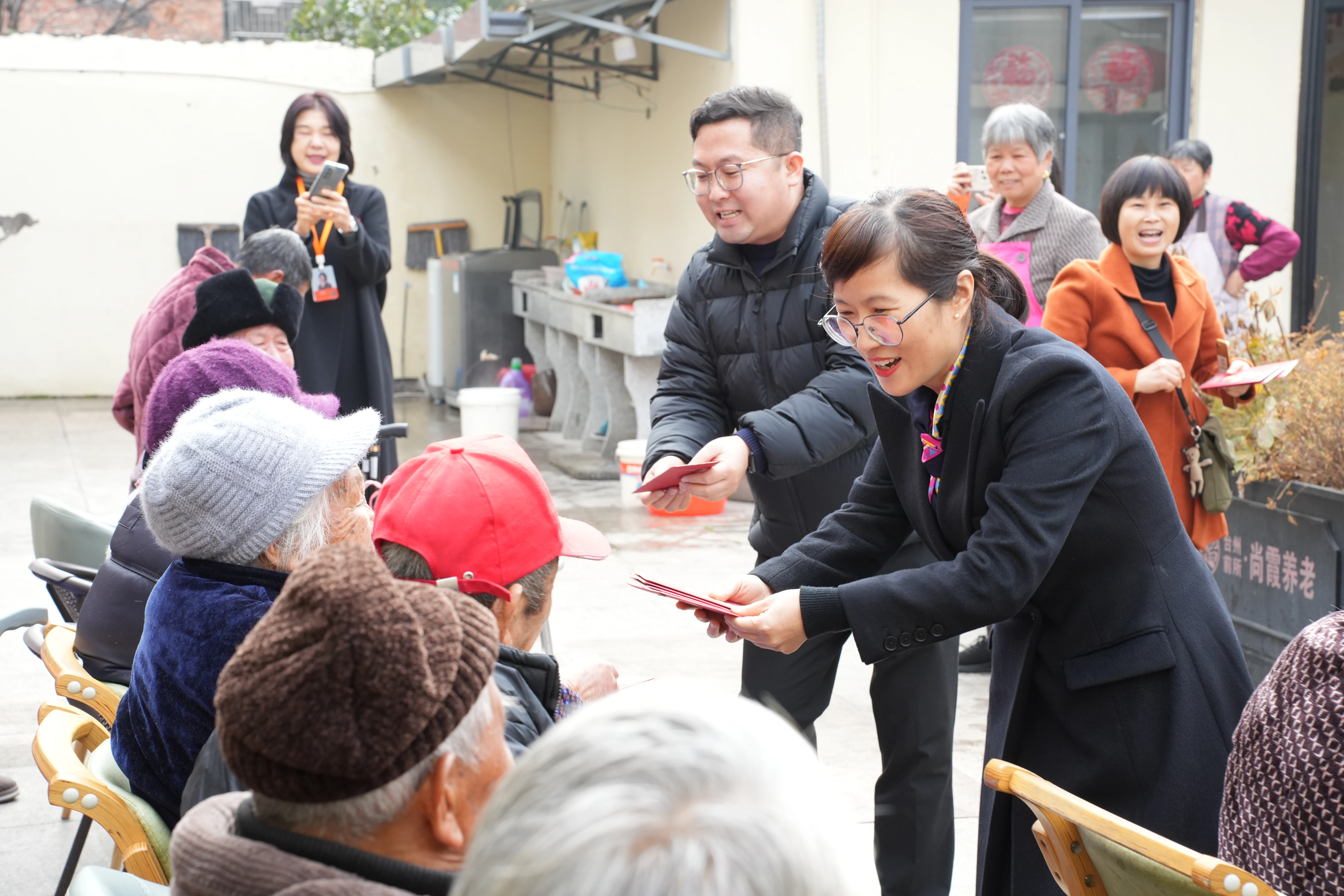 慰问敬老院老人